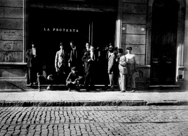 Frente del periódico anarquista "La Protesta" en 1904. Foto: gentileza del Archivo General de La Nación.